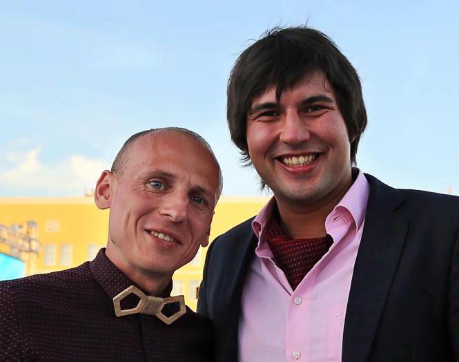 Бари Алибасов носит платок в тон рубашки нетворкера